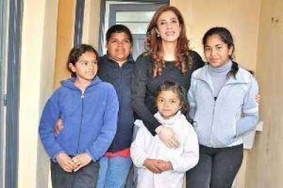 La gobernadora habilit� m�dulos habitacionales para familias de la capital