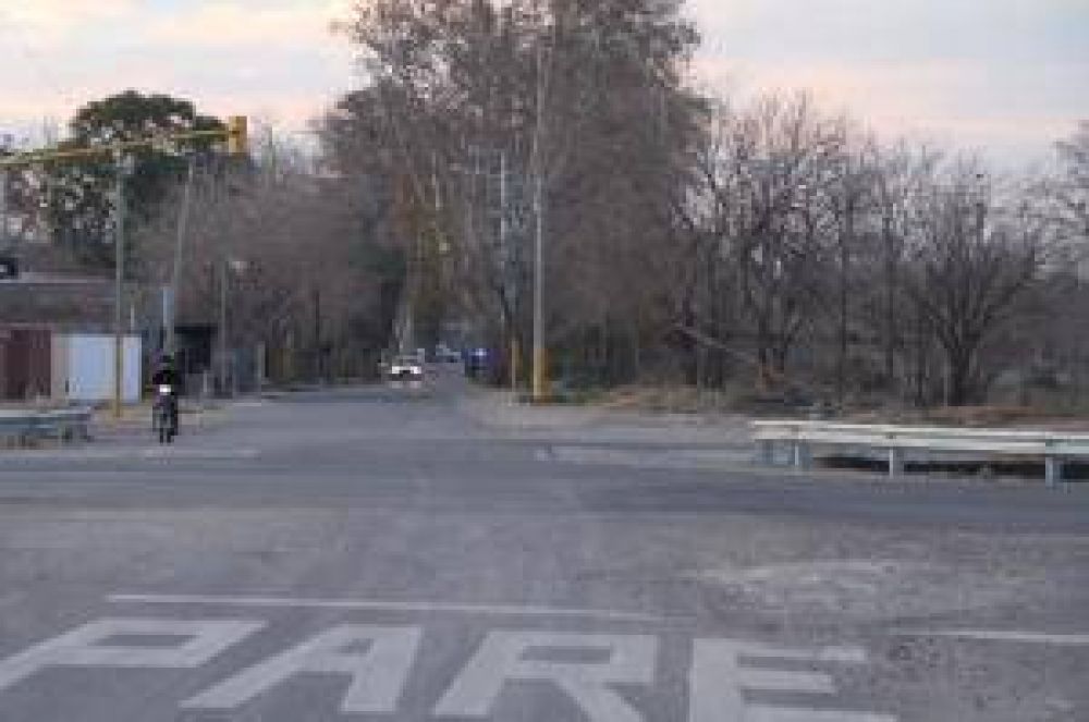 Acusan a un judicial de un fraude millonario con lotes