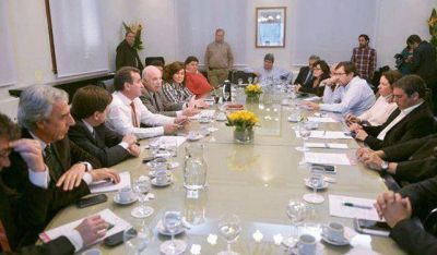 C�nclave con Casamiquela para tratar sobre el excedente de vinos