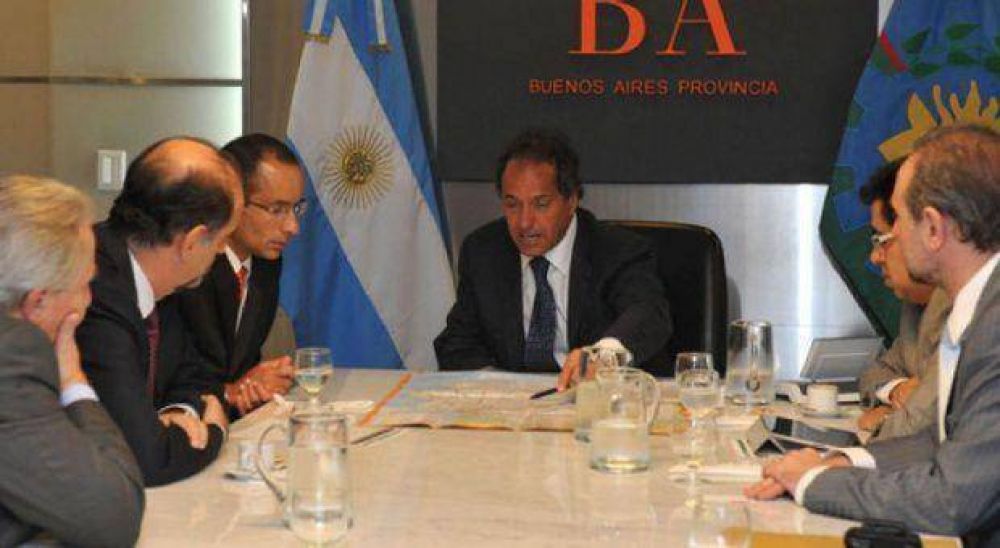 Scioli busca despejar reclamos por despidos y sella acuerdo con empresarios y sindicatos