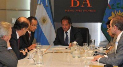 Scioli busca despejar reclamos por despidos y sella acuerdo con empresarios y sindicatos