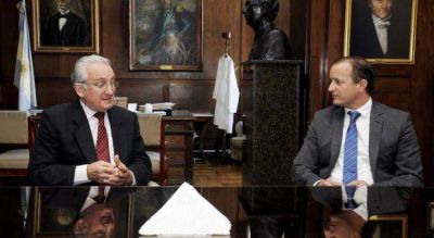 Insaurralde ensaya un despegue y pide �repensar el sistema de salud p�blica en la Provincia�