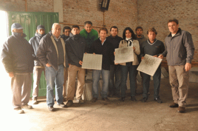 Entregan baldosas al SUM del Barrio Adas de las cooperativas Argentina Trabaja 