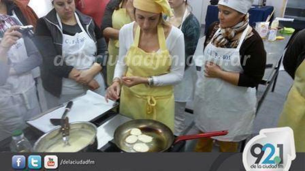 Contin�a el Curso de Cocina Averonesa en Pig��