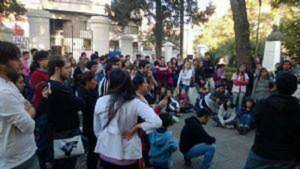 UNT: No se llam� a conciliaci�n, y los docentes dictar�n una clase p�blica frente al Rectorado