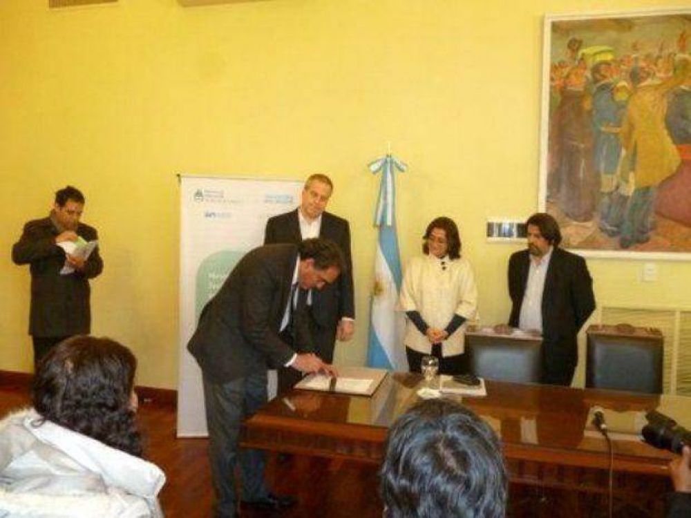 Educaci�n: Naci�n firm� convenios con municipios