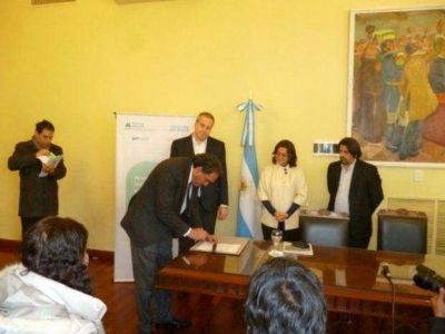 Educaci�n: Naci�n firm� convenios con municipios