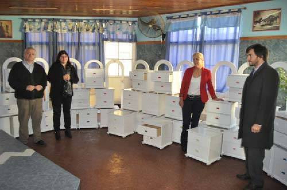 El Municipio entreg� muebles para el Hogar El Amanecer