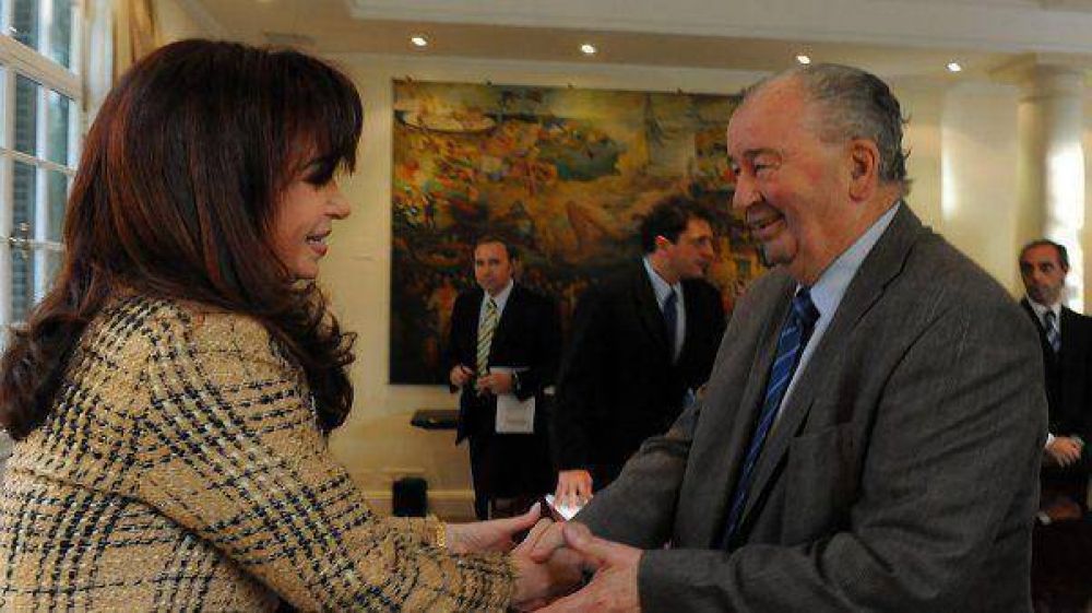 Cristina Kirchner fue a Ezeiza a despedir los restos de Julio Grondona
