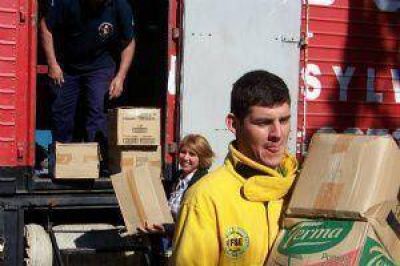 Bomberos de Santa Sylvina llevaron donaciones para una escuela de Pinedo