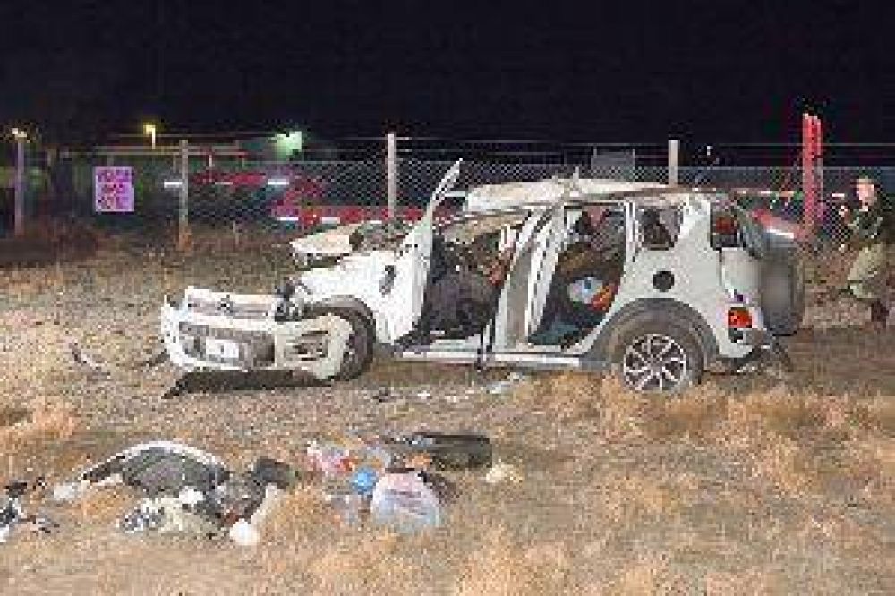 Un muerto y una mujer grave tras un terrible vuelco en la 