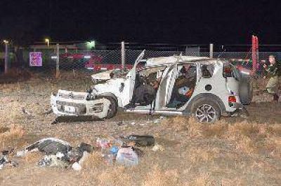 Un muerto y una mujer grave tras un terrible vuelco en la 