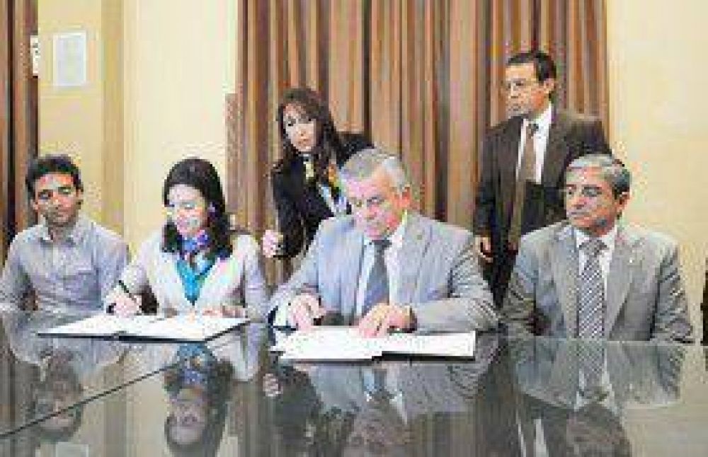 El Intendente Infante y la ministra Nassif llevaron adelante la firma