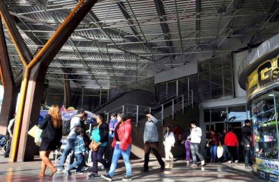 Una feria de frutas y hortalizas en la Terminal de �mnibus