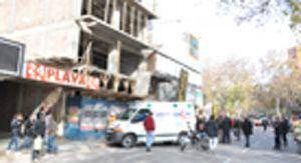 Obrero cay� de un piso al otro y se salv�