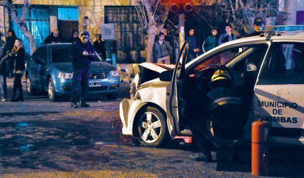 Fuerte choque de un patrullero y un auto que sal�a de un barrio