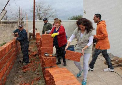 Padres levantan muro en un Jard�n por vandalismo