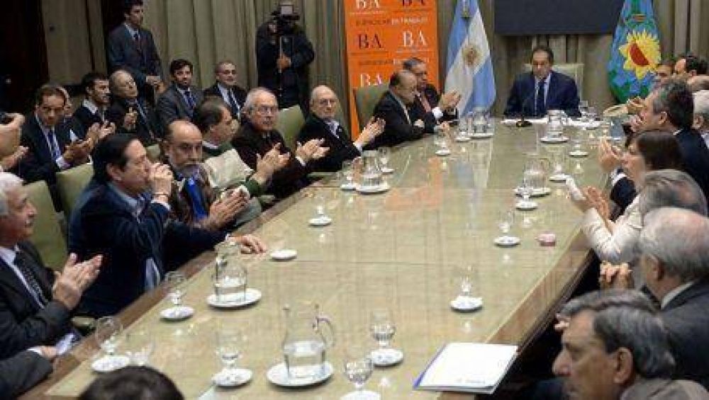 Scioli firm� convenios para cuidar puestos de trabajo