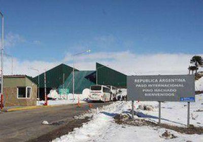 Atenci�n restringida en pasos fronterizos por paro de aduaneros 