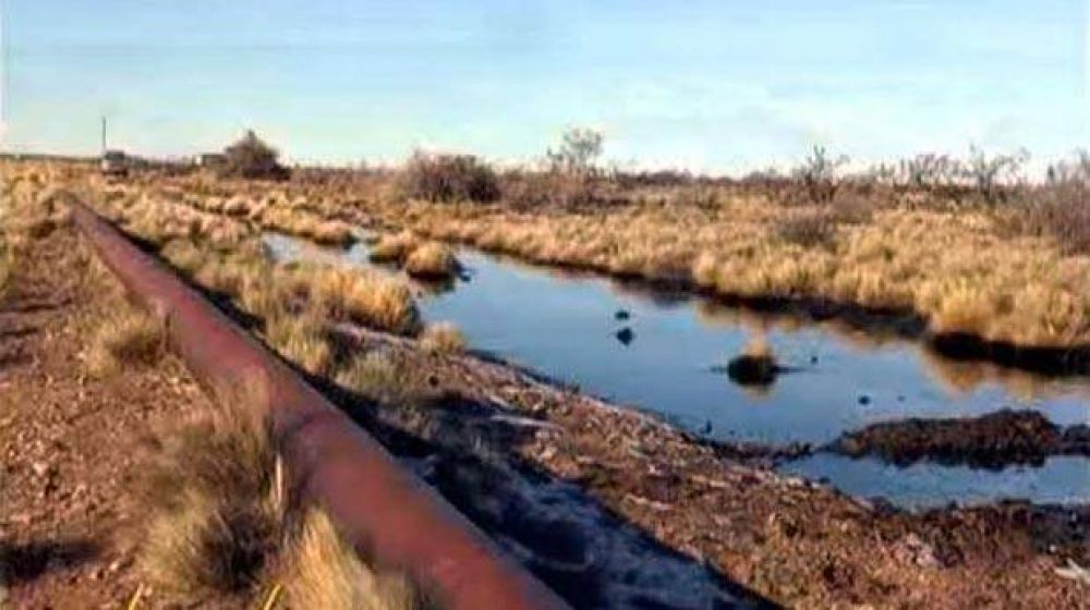 Denuncian sabotaje por derrame petrolero en yacimiento �El Huemul�