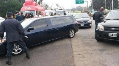Ya parti� el cortejo f�nebre que traslada el cuerpo de Julio Grondona