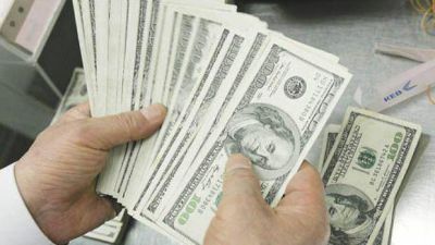 Con Argentina en default, el d�lar oficial subi� con fuerza y el blue se mantiene alto