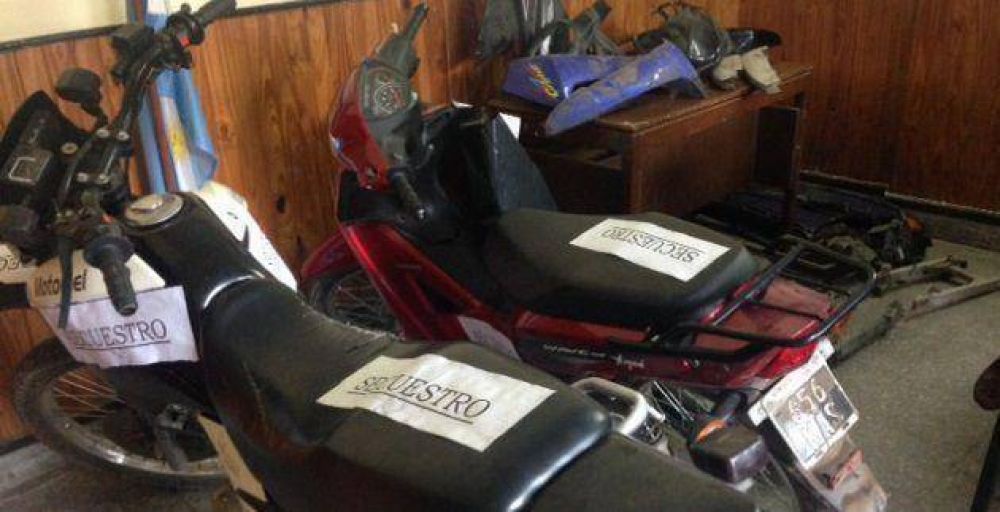 La Polic�a secuestr� dos rodados y gran cantidad de motopartes