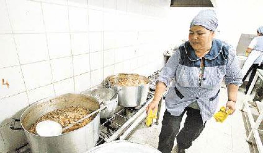 Insisten en pedir $ 10 por raci�n de comedor