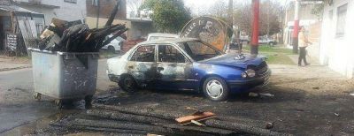 Quiso rescatar su auto de un incendio y sufri� quemaduras graves