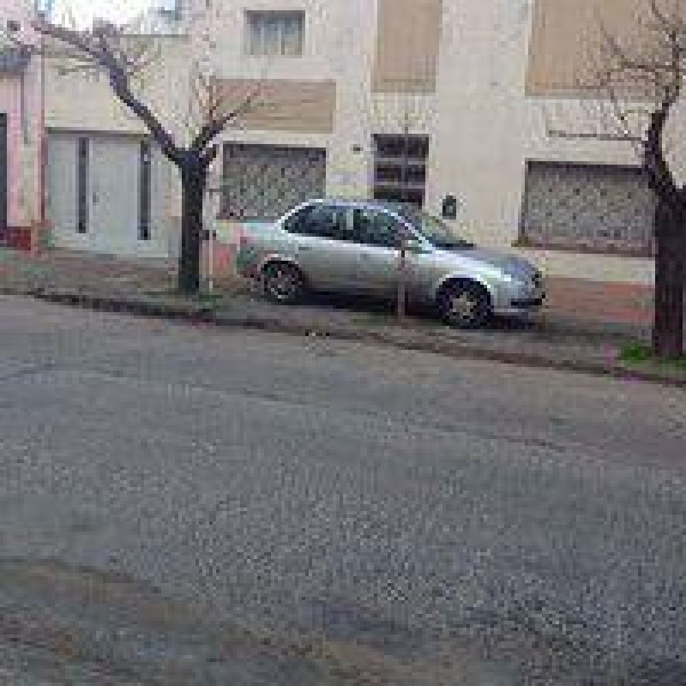 Vecinos contin�an estacionando veh�culos en las veredas