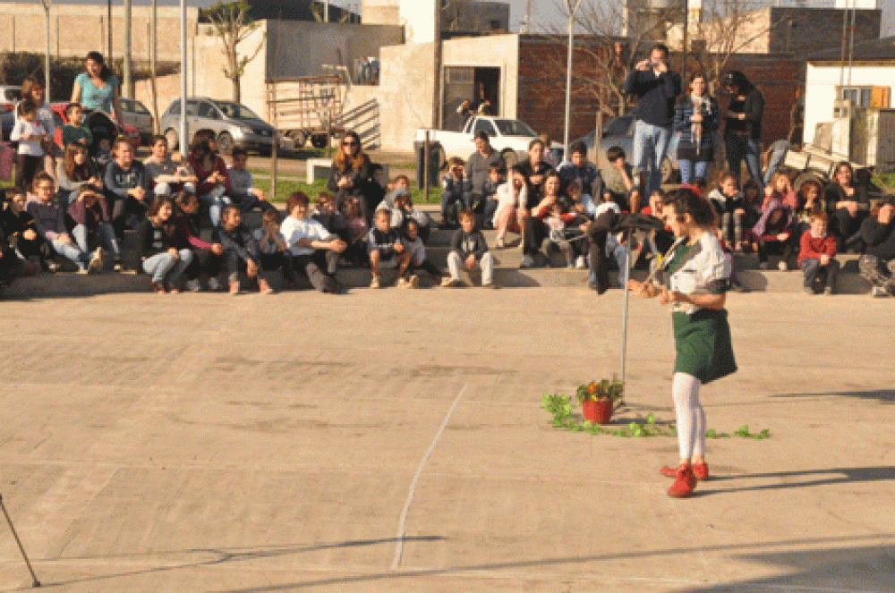 Cientos de chicos disfrutaron de un show de clown y una merienda en plaza Francia 