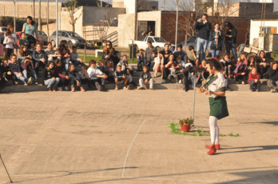 Cientos de chicos disfrutaron de un show de clown y una merienda en plaza Francia 