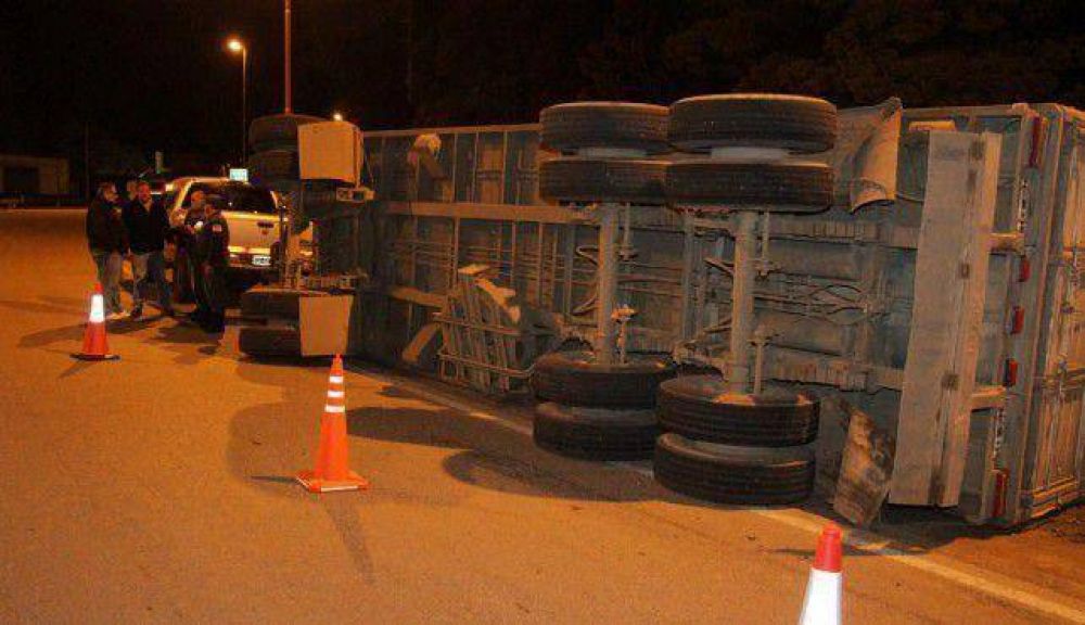 Cami�n con cereal volc� en rutas 3 y 228