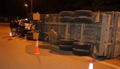Cami�n con cereal volc� en rutas 3 y 228