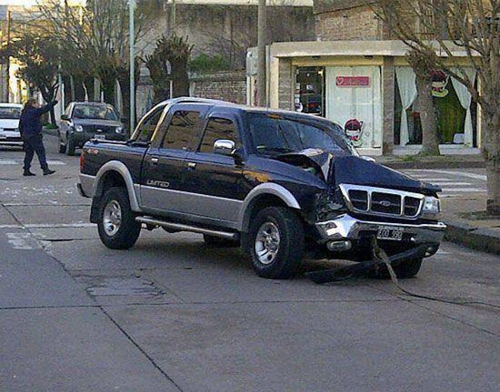 Fuerte choque entre rem�s y camioneta