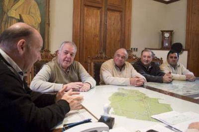 Inza se reuni�n con miembros del C�rculo �rabe y entreg� un subsidio para mejoras edilicias