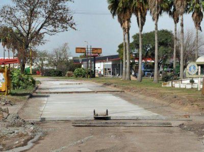 Personal municipal repara la rotonda norte