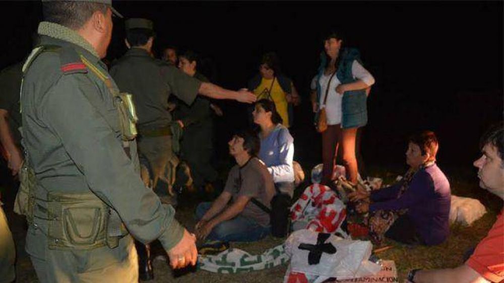 Fracking: reprimieron en Concordia a los ambientalistas que frenaron los camiones