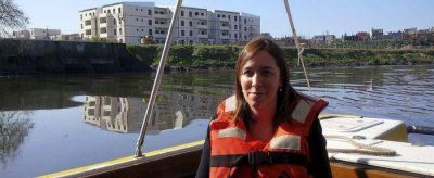 Mar�a Eugenia Vidal naveg� entre La Boca y Puente Alsina para verificar los trabajos de limpieza