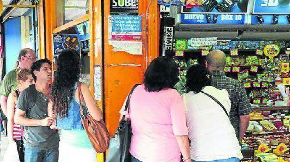 Los recargos ilegales en los kioscos ya llegan incluso a tres pesos