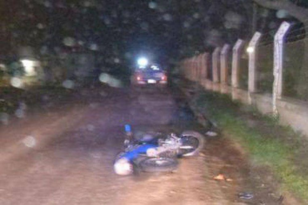 Diamante: un motociclista choc� contra el cord�n y lucha por su vida