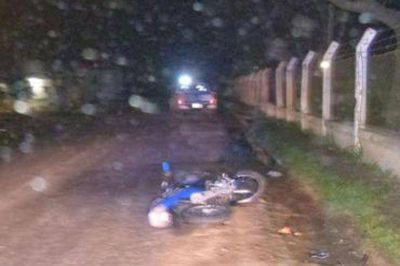 Diamante: un motociclista choc� contra el cord�n y lucha por su vida
