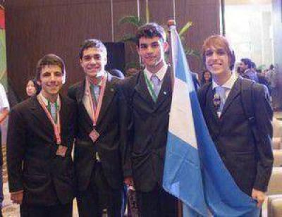  Estudiante de la Normal Mixta obtuvo medalla de bronce en Indonesia