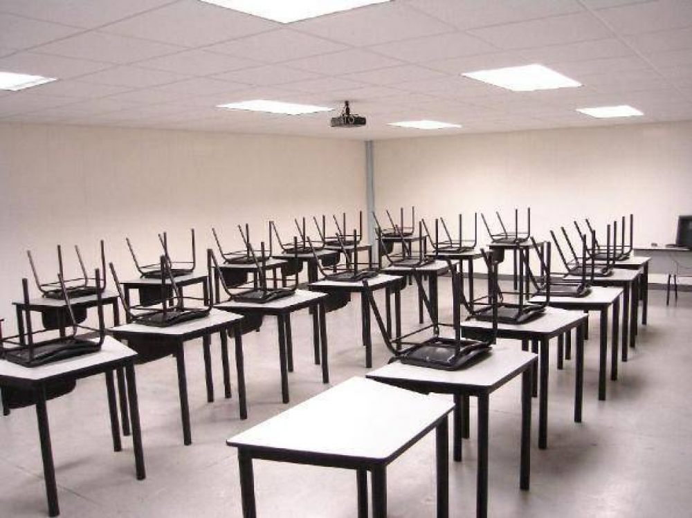 La Provincia advirti� que llamar� a los docentes si levantan el paro