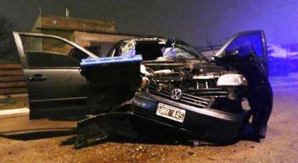 Cuatro j�venes heridos al chocar contra cami�n