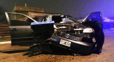 Cuatro j�venes heridos al chocar contra cami�n