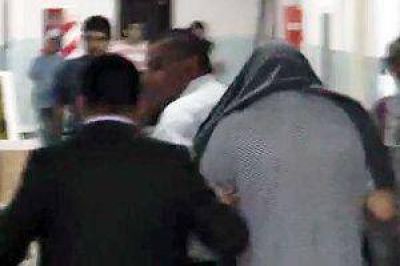 Pediatra acusado de abuso se sac� fotos en su celda y las publican en Facebook