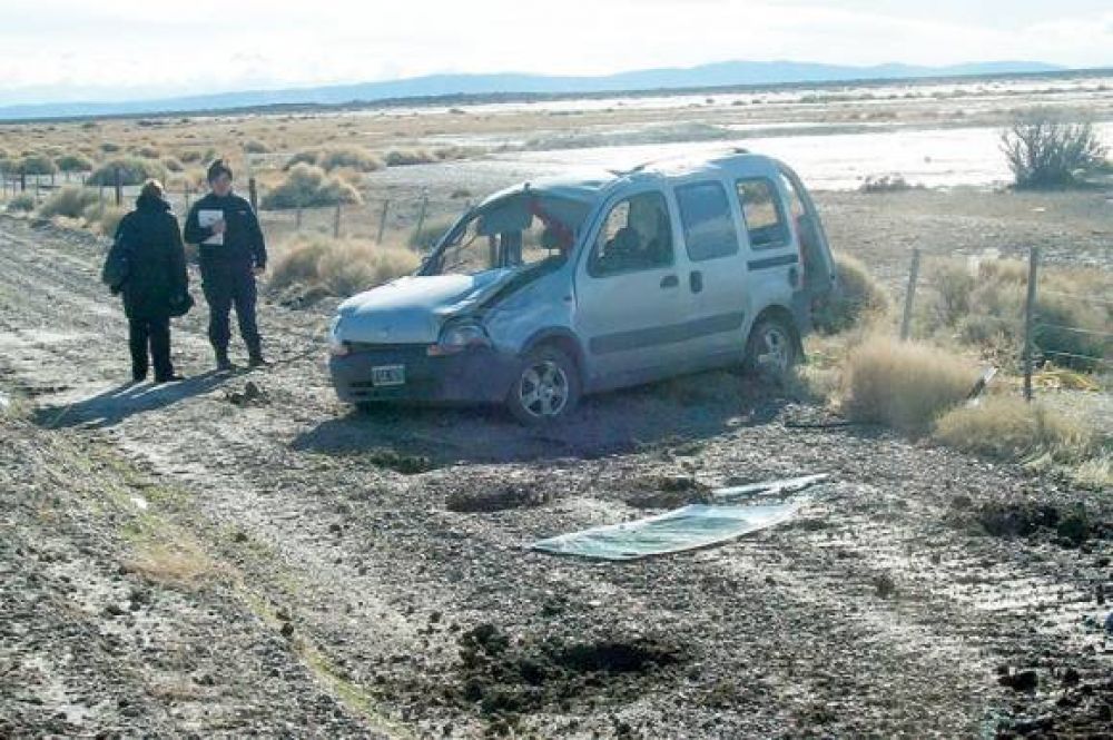 Matrimonio casi muere por esquivar pozo de la ruta 26 en zona de Colhu� Huapi