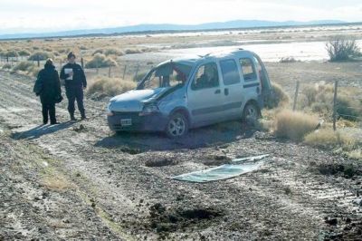 Matrimonio casi muere por esquivar pozo de la ruta 26 en zona de Colhu� Huapi