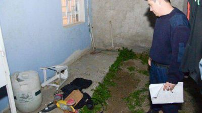 Los descubrieron robando y uno se quebr� cuatro dedos al escapar